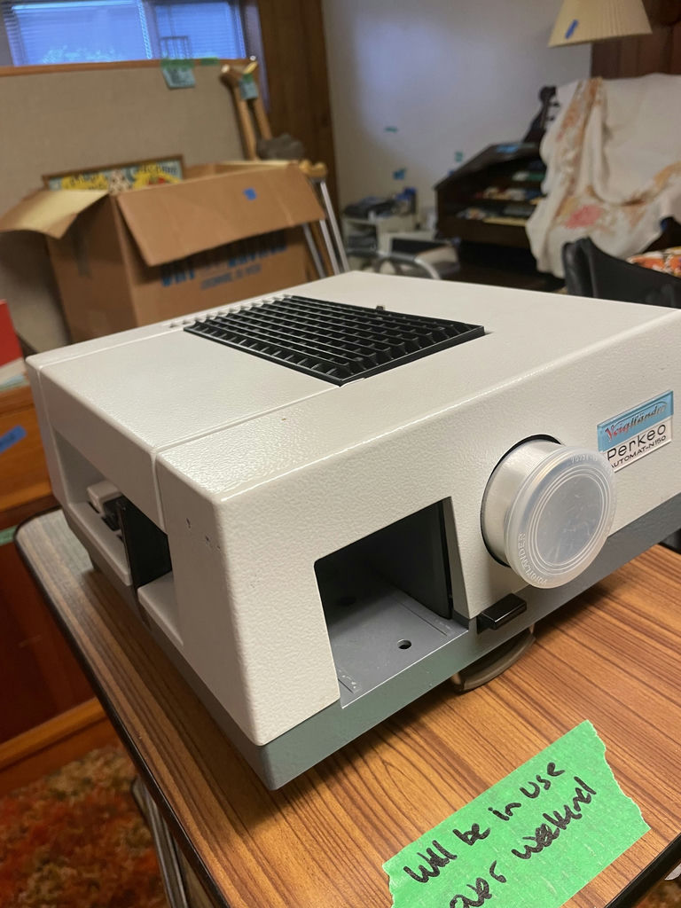 Perkeo Automat-N150 projection unit with screen and foldable table - image 10 of 17