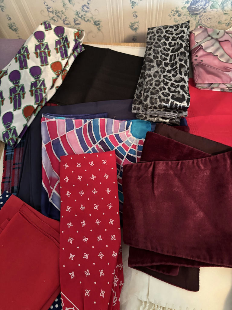 Vintage Scarves, Handkerchiefs, Gloves, Belts, and Hair Accessories - image 10 of 11