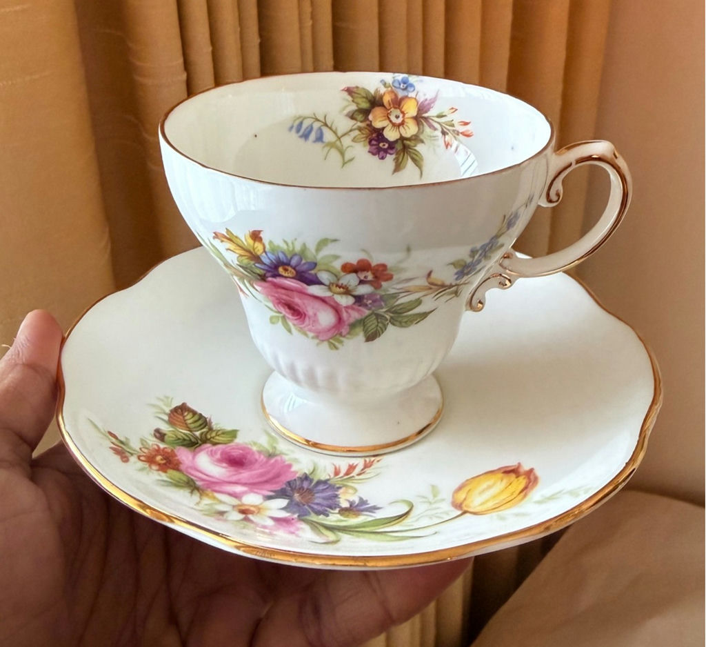 Assorted Vintage Teacups and Saucers - image 11 of 15