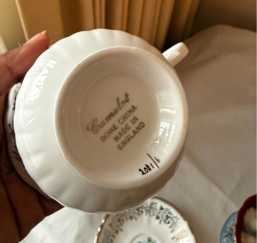 Assorted Vintage Teacups and Saucers Set - image 7 of 17