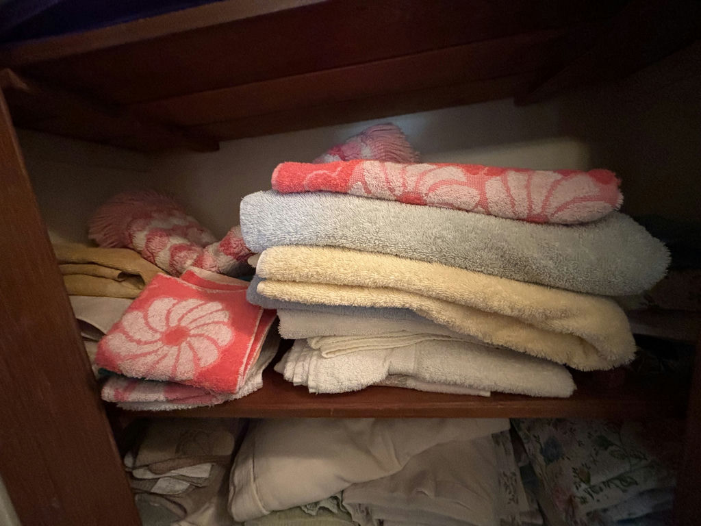 Assorted Towels, Linens, and Blankets - image 4 of 14