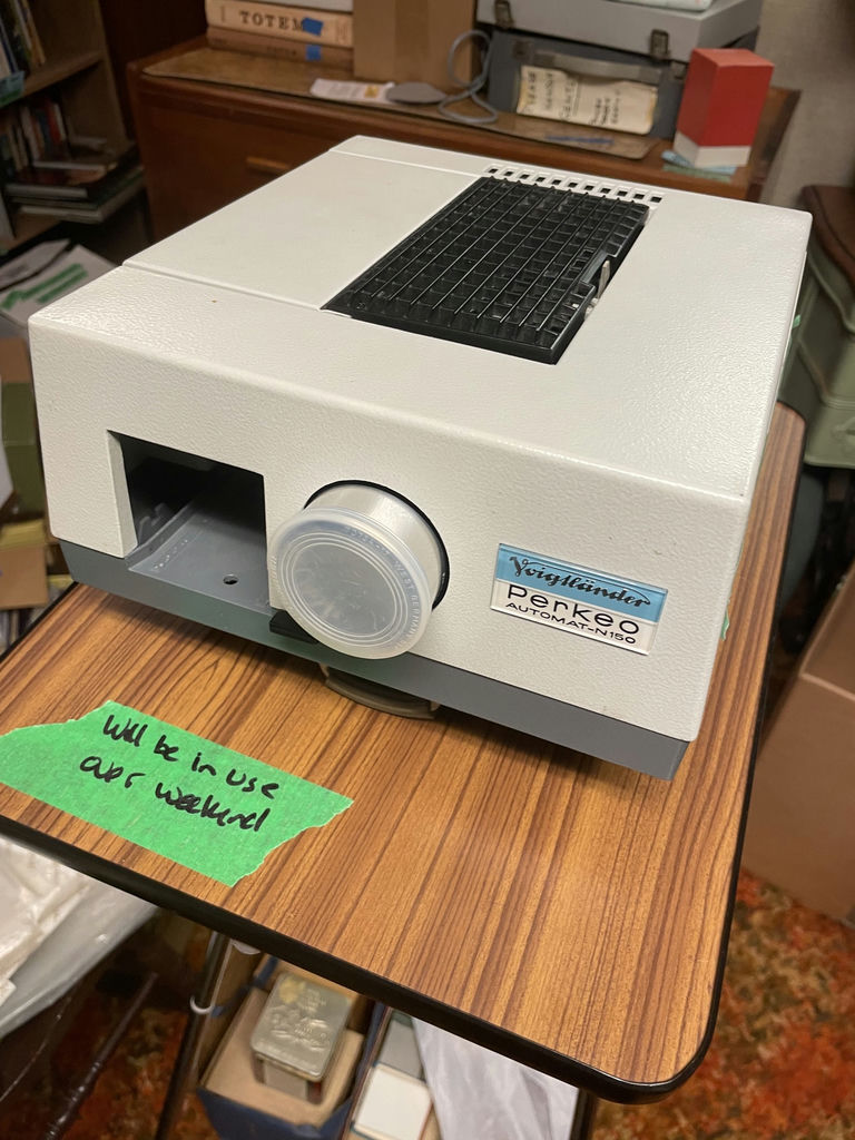 Perkeo Automat-N150 projection unit with screen and foldable table - image 1 of 17