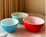 Set of Three Vintage Pyrex Mixing Bowls - thumbnail 5 of 8