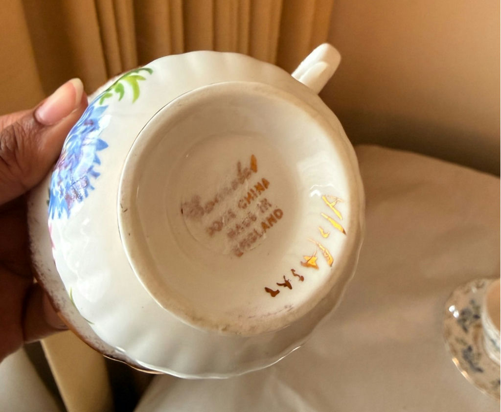 Assorted Vintage Teacups and Saucers Set - image 14 of 17