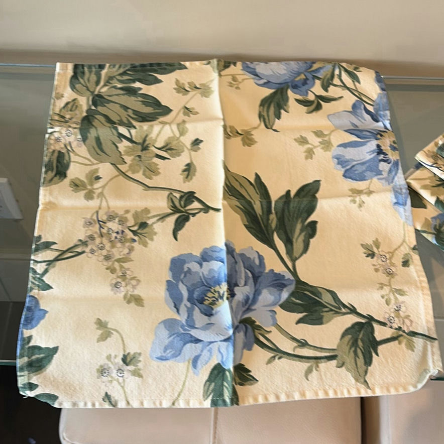 Assorted Table Linens - image 19 of 20
