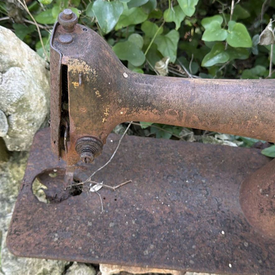 Singer Cast Iron Sewing Machine - image 2 of 5