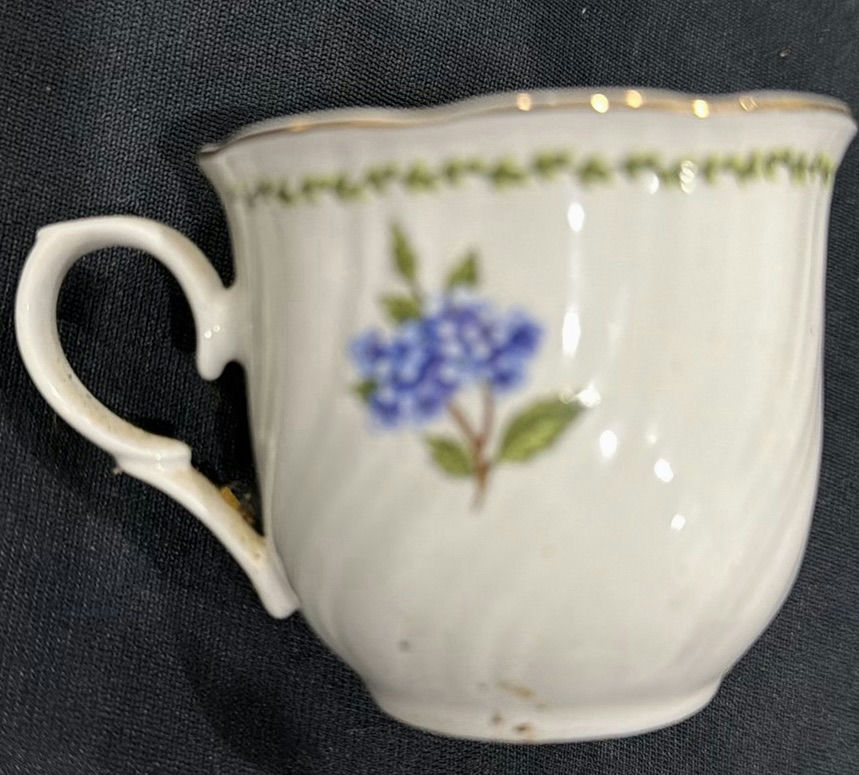 Assorted mugs, heart-shaped crystal dish, and decorative dishes - image 4 of 6