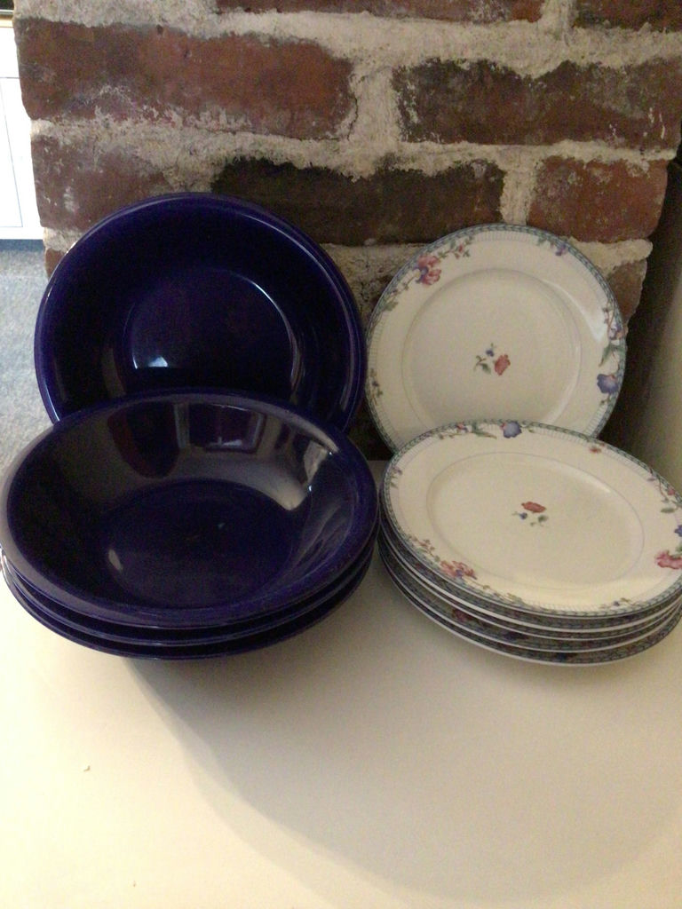 Blue Gibson bowls and Oneida Blue Lattice dinnerware - image 1 of 5