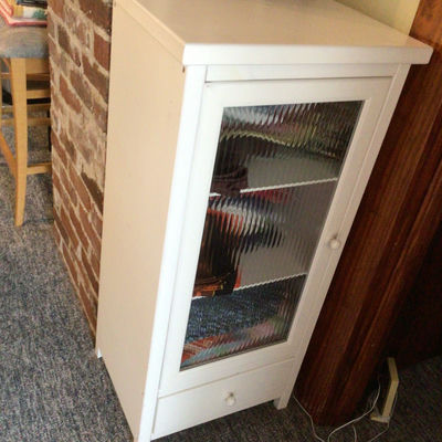 White display cabinet with glass door - Image 1 of 2