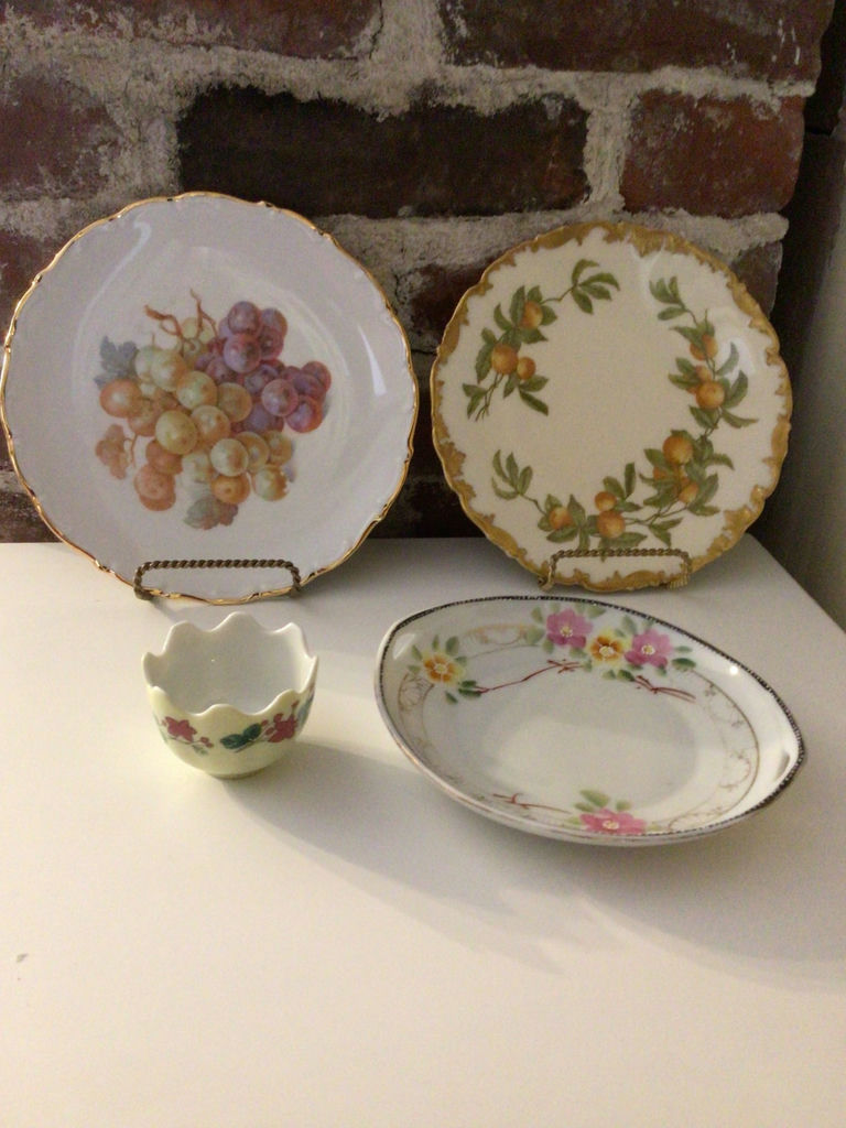 Porcelain plates and bowls with fruit and floral motifs - image 1 of 4