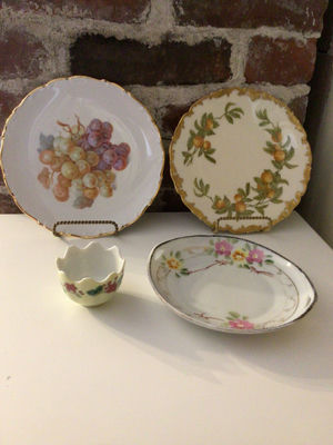 Porcelain plates and bowls with fruit and floral motifs - Image 1 of 4
