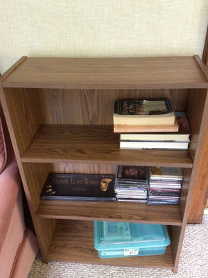 Wooden bookshelf  - Image 1 of 2