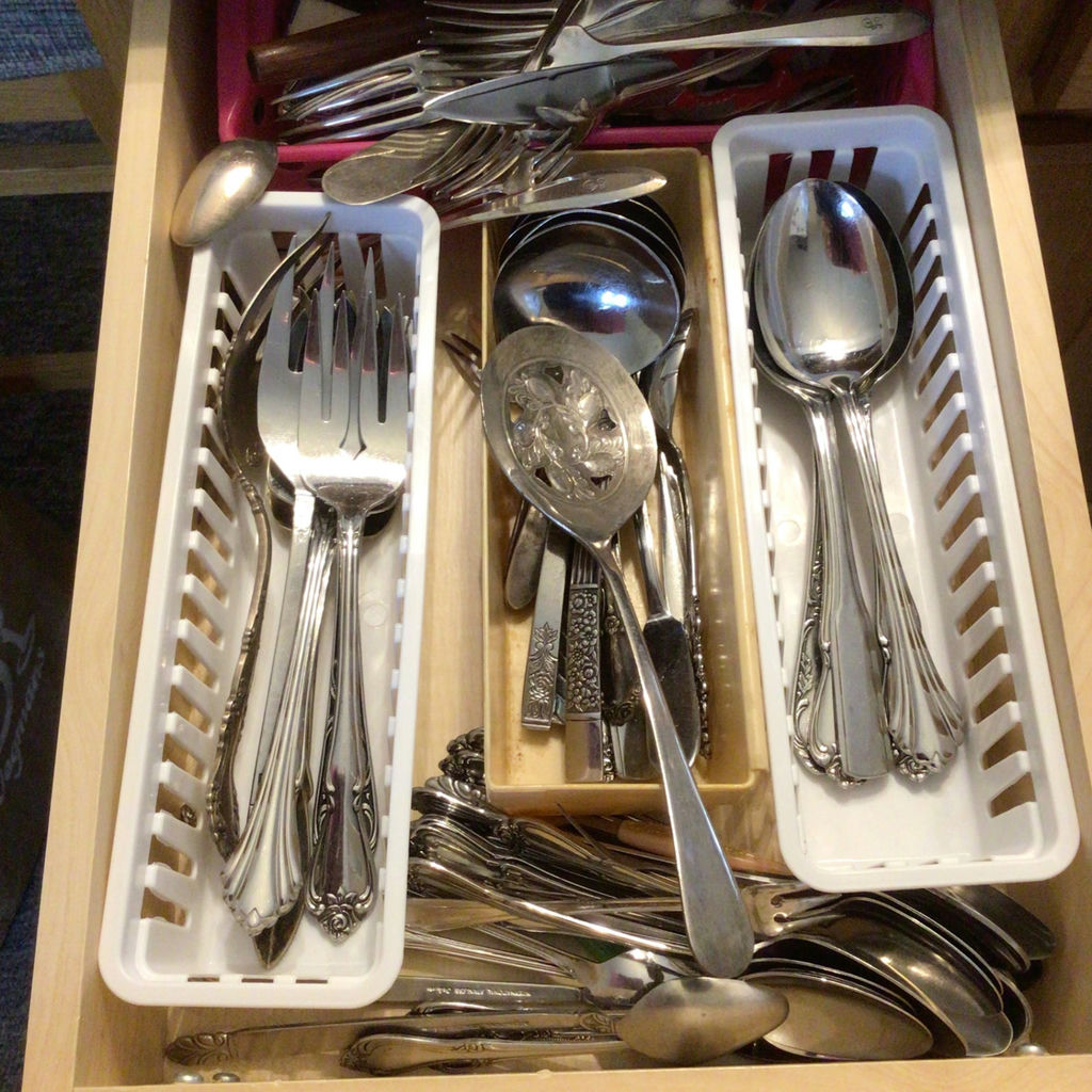 Assorted metal cutlery - image 1 of 1