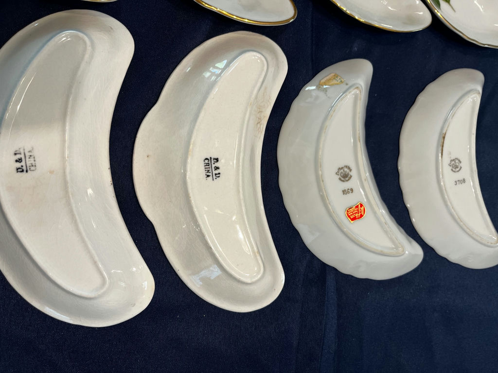 Leaf-shaped floral porcelain dishes with gold trim - image 4 of 5
