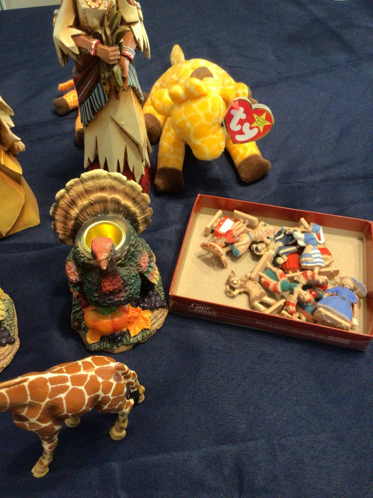 Assorted decorative figurines and animals - image 4 of 5