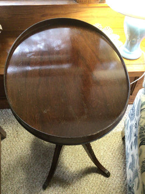 2 Round dark wood pedestal tables with label tag - Image 1 of 2