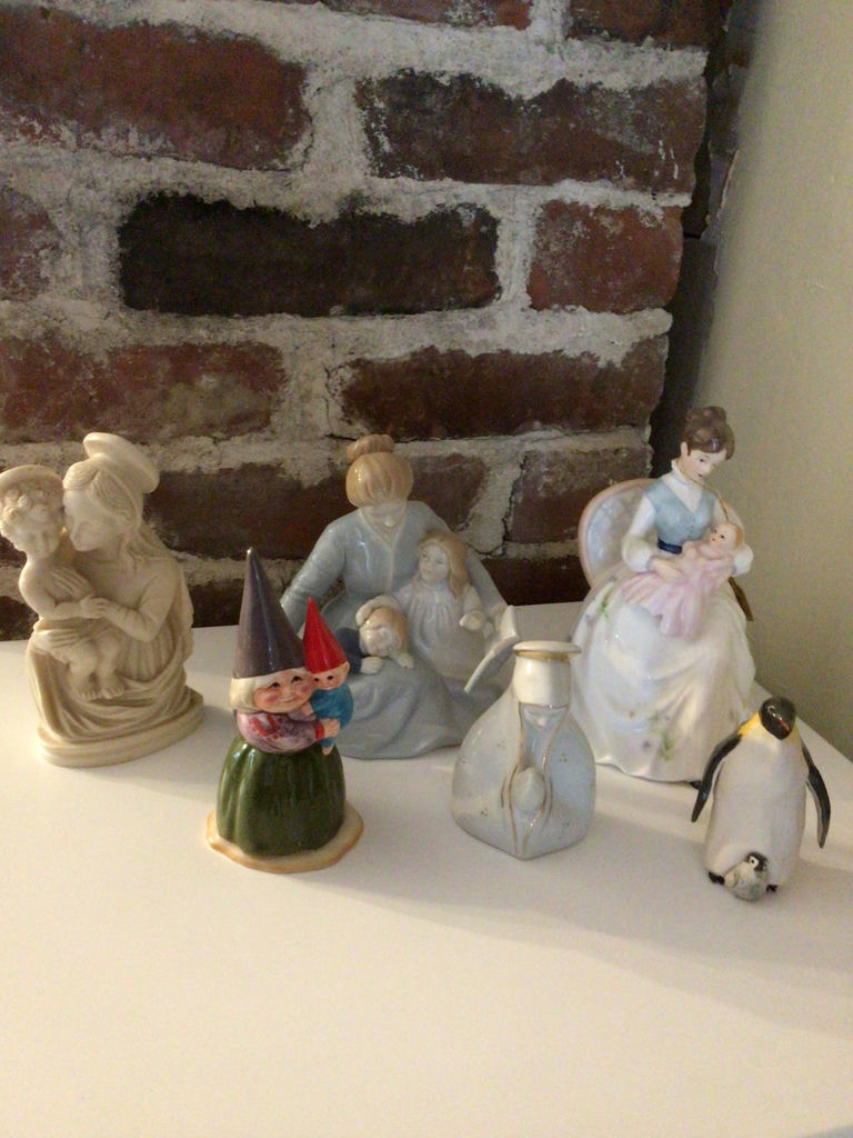 Assorted porcelain figurines and small sculptures - image 1 of 2