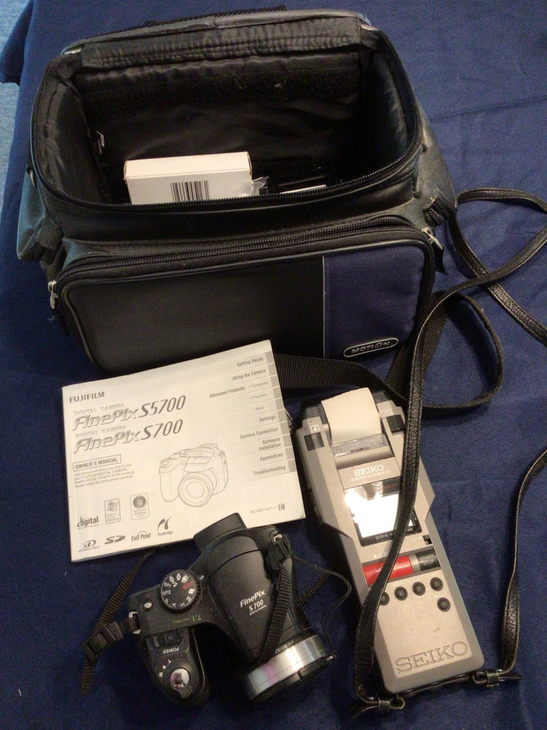 Fujifilm FinePix S5700 digital camera with manual and accessories - image 1 of 4