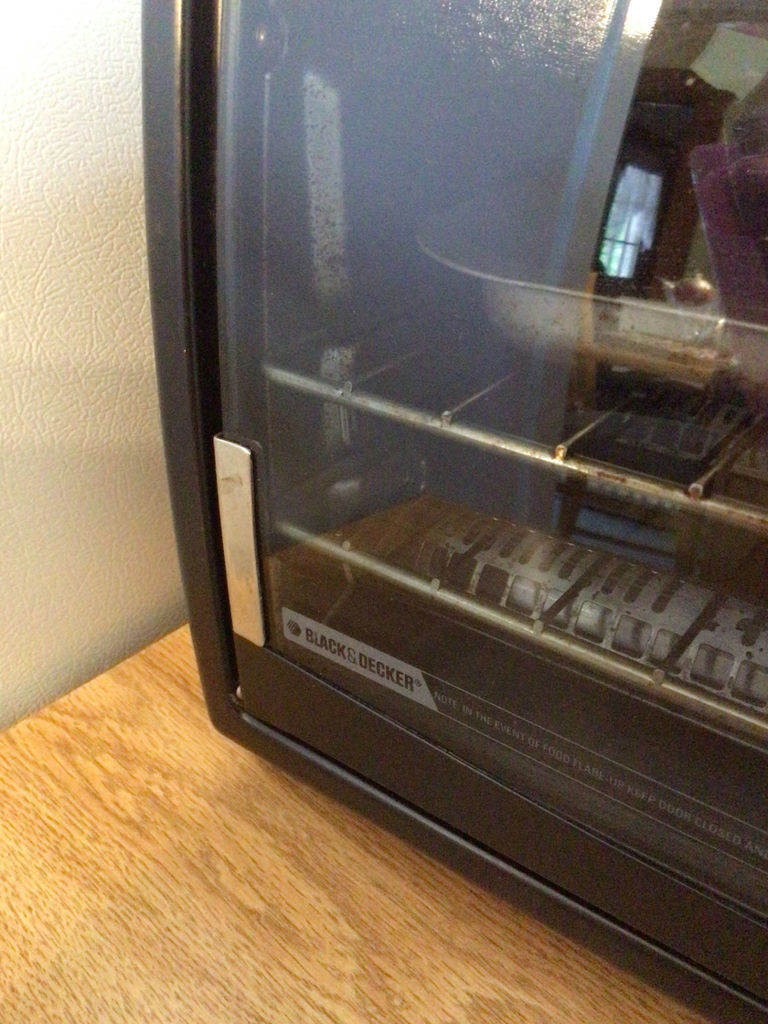 Black & Decker countertop toaster oven - image 2 of 3