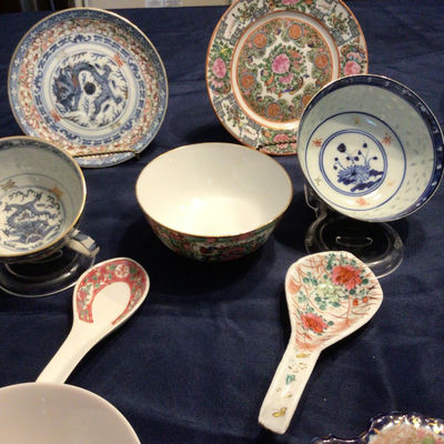 Assorted porcelain bowls, plates, spoons and teacups with Asian motifs - Image 1 of 5