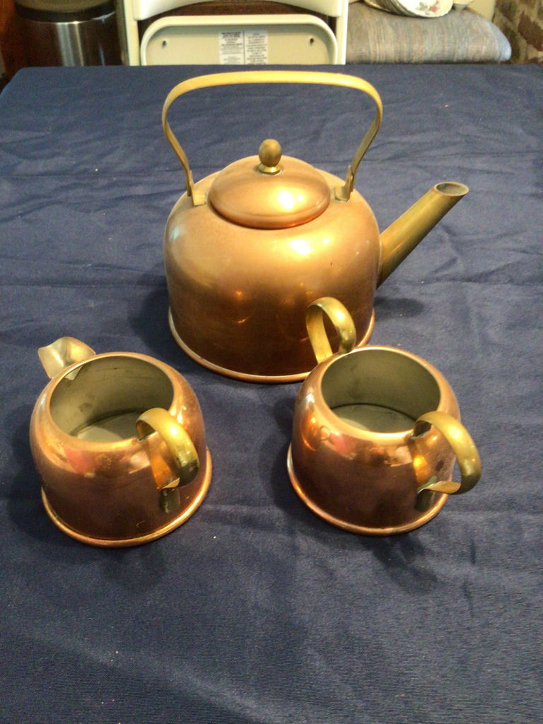 Copper teapot with two copper mugs - image 1 of 2