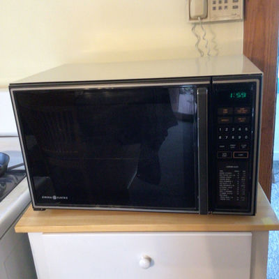 Black microwave oven with digital keypad - Image 1 of 1