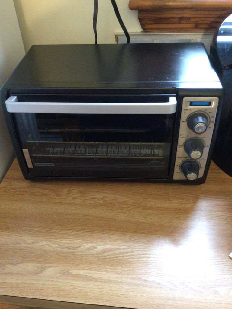 Black & Decker countertop toaster oven - image 1 of 3