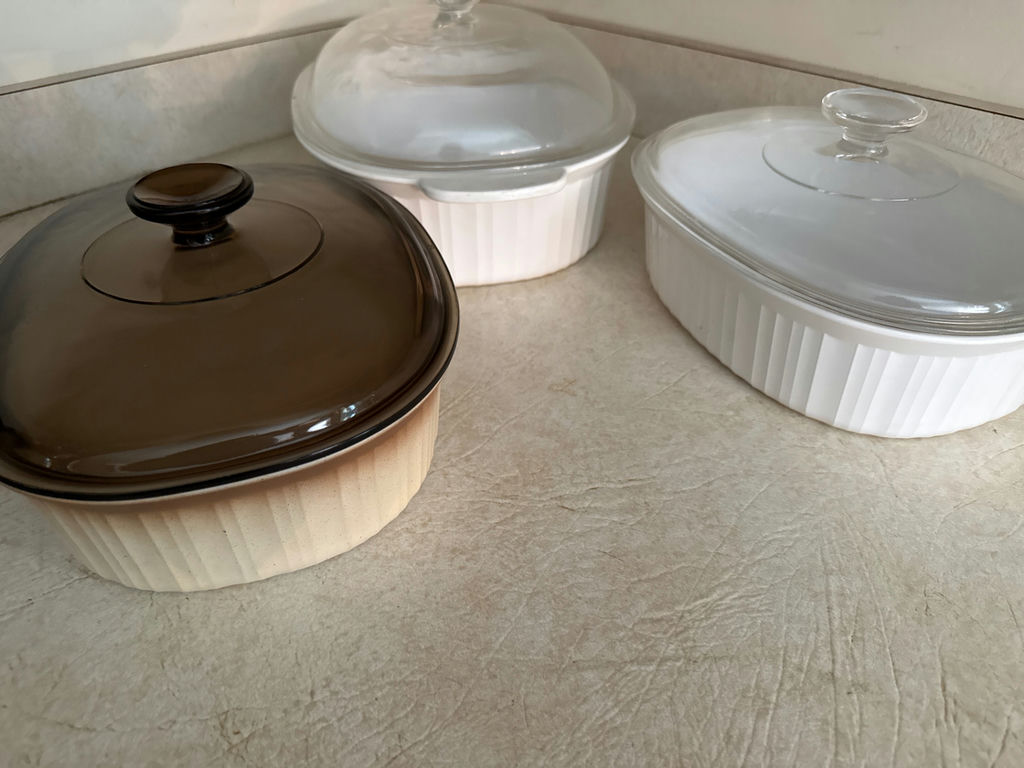 3 Ceramic casserole dishes with glass lids - image 2 of 5