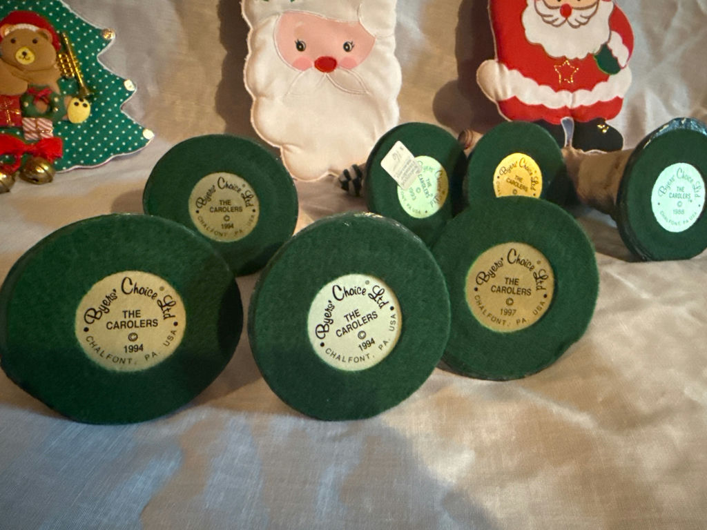 Byers Choice - Christmas-themed dog figurines with festive felt decorations - image 3 of 3
