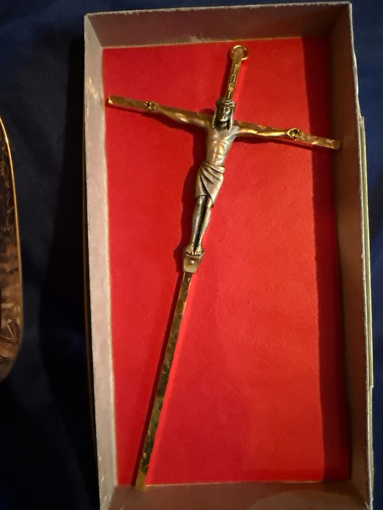 Angel-themed decorative plate, crucifix in box, and German-inscribed porcelain tray - image 3 of 4
