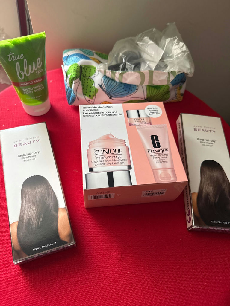 Clinique moisture surge gift set with hair care and foot scrub - image 1 of 3