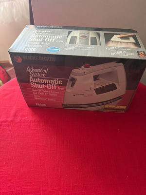 Black & Decker Automatic Shut-Off Iron (F610S) boxed - Image 1 of 2