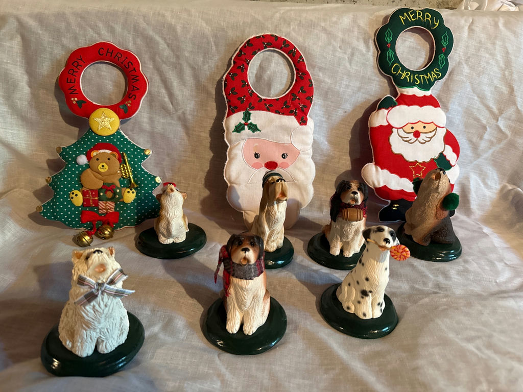 Byers Choice - Christmas-themed dog figurines with festive felt decorations - image 2 of 3