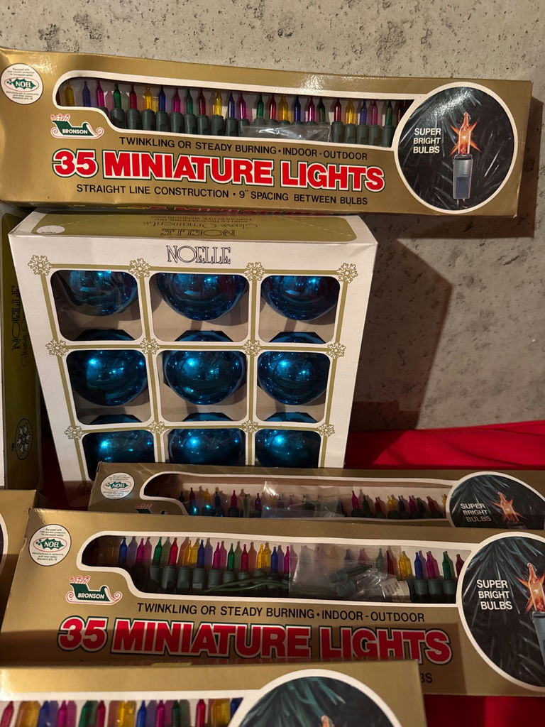 Boxed 35 miniature Christmas lights and Christmas Mood card booklet - image 4 of 5