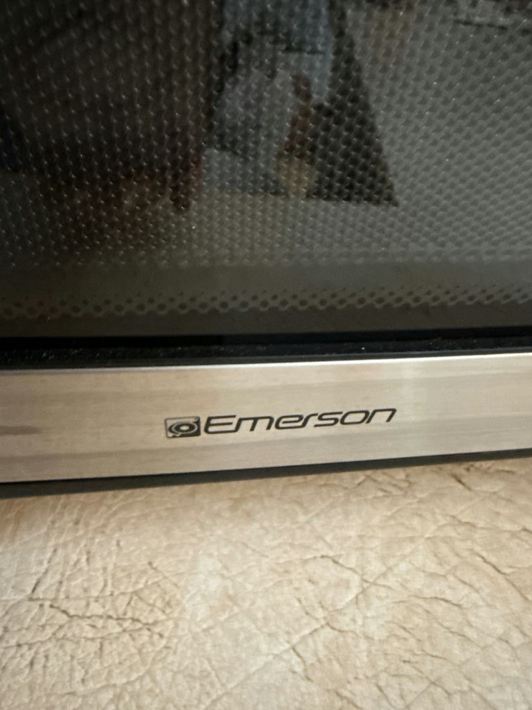 Emerson countertop microwave oven - image 3 of 4