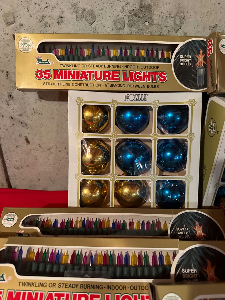 Boxed 35 miniature Christmas lights and Christmas Mood card booklet - image 3 of 5