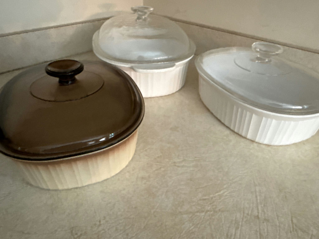 3 Ceramic casserole dishes with glass lids - image 1 of 5