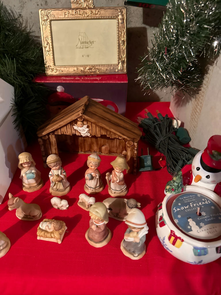 Christmas Nativity Figures and Holiday Decor - image 3 of 3