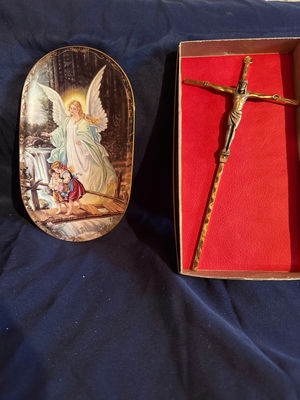 Angel-themed decorative plate, crucifix in box, and German-inscribed porcelain tray - Image 1 of 4