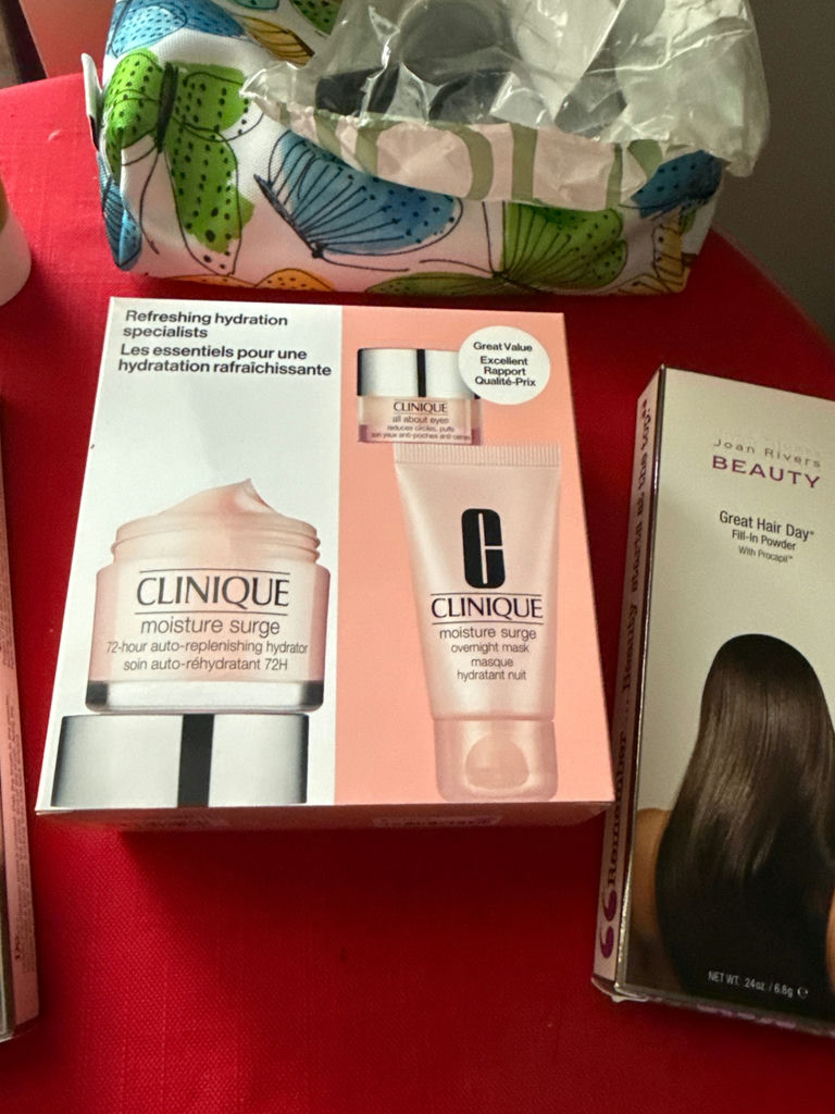Clinique moisture surge gift set with hair care and foot scrub - image 2 of 3
