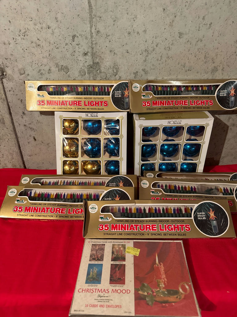 Boxed 35 miniature Christmas lights and Christmas Mood card booklet - image 1 of 5