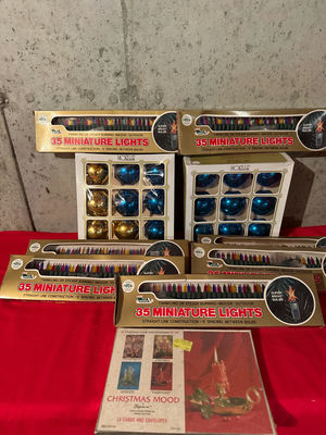 Boxed 35 miniature Christmas lights and Christmas Mood card booklet - Image 1 of 5