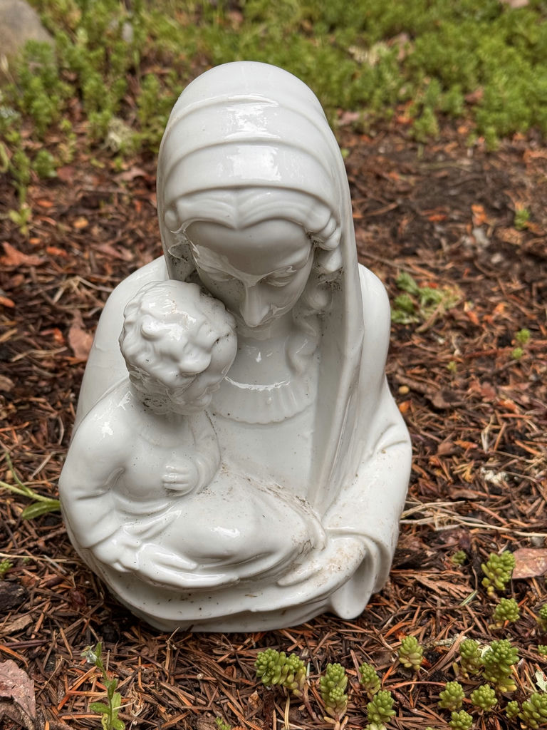 Garden statues and decorative planter - image 5 of 6