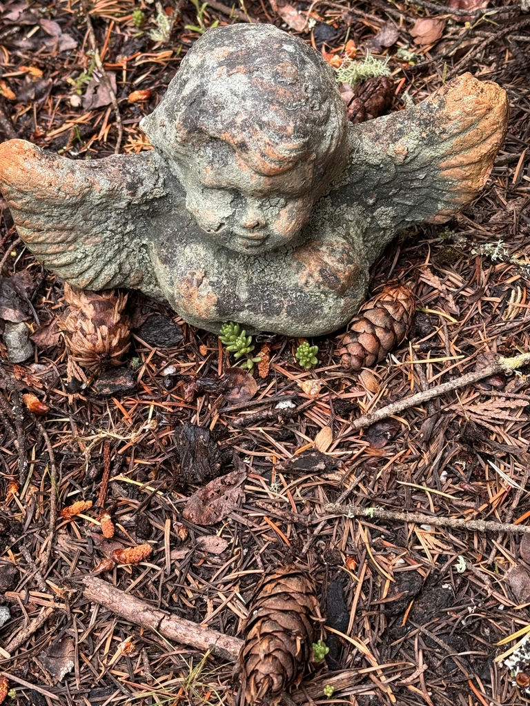 Garden statues and decorative planter - image 6 of 6