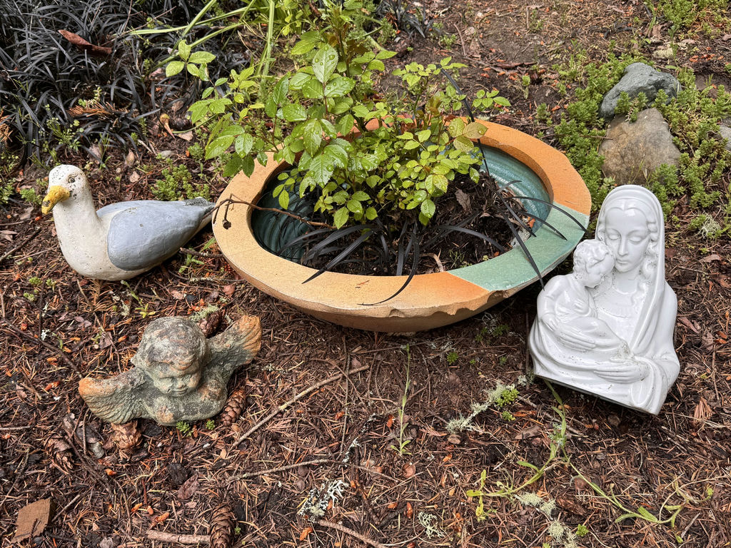 Garden statues and decorative planter - image 1 of 6
