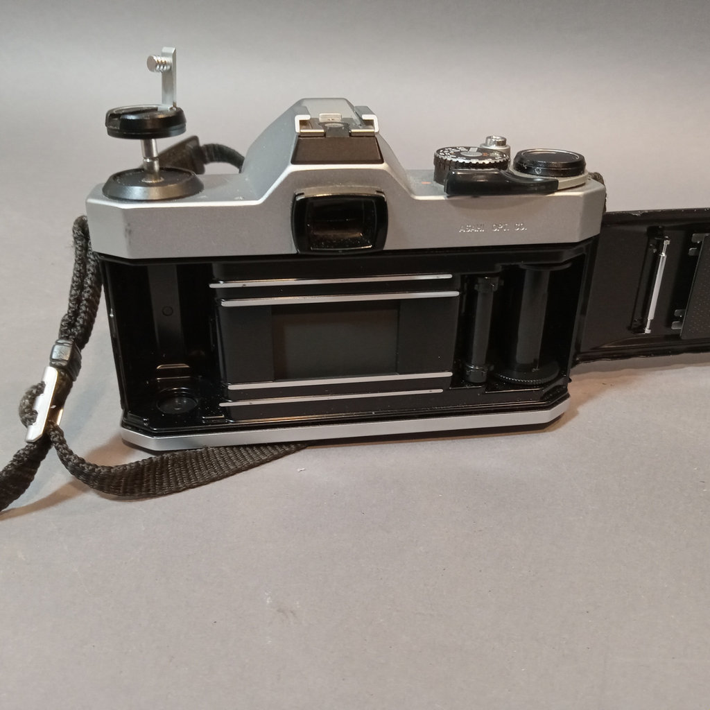 Vintage Pentax & Minolta SLR Cameras - image 11 of 24