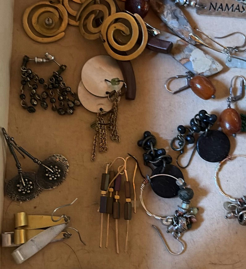 Assorted jewelry collection: bracelets, earrings, beads and trinkets - image 3 of 17