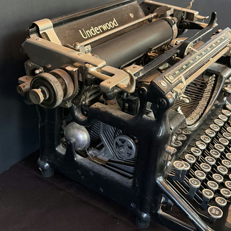 Vintage Underwood Typewriter - image 5 of 12