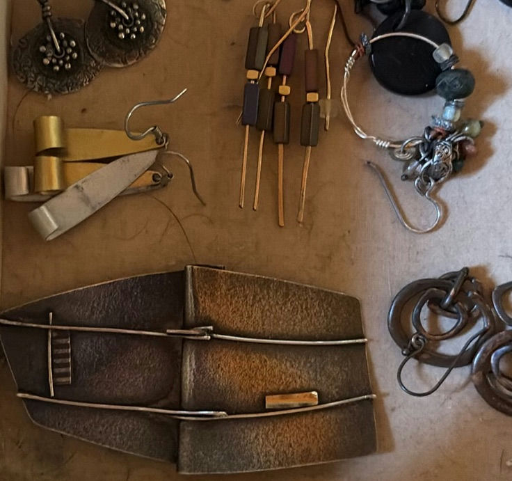 Assorted jewelry collection: bracelets, earrings, beads and trinkets - image 2 of 17