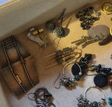 Assorted jewelry collection: bracelets, earrings, beads and trinkets - thumbnail 15 of 17